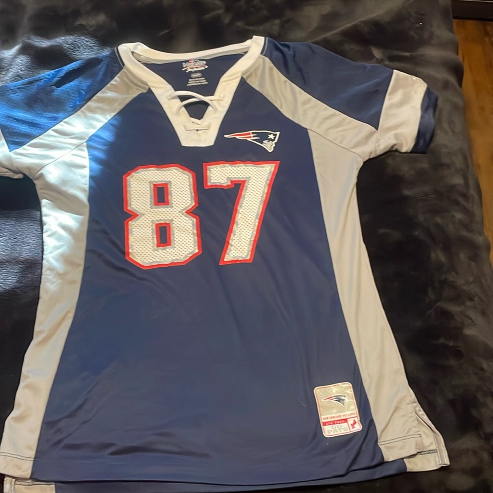 Woman’s New England Patriots jersey, like new, size medium.